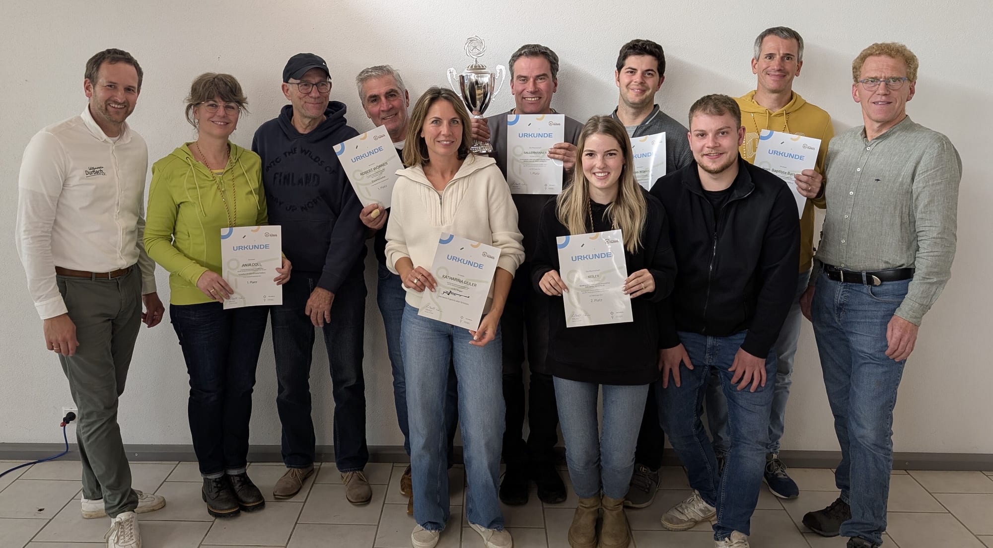 Preisträgerinnen und Preisträger des Vereinspokalschießens 2024 mit Urkunden und Wanderpokal im Schützenhaus Durbach